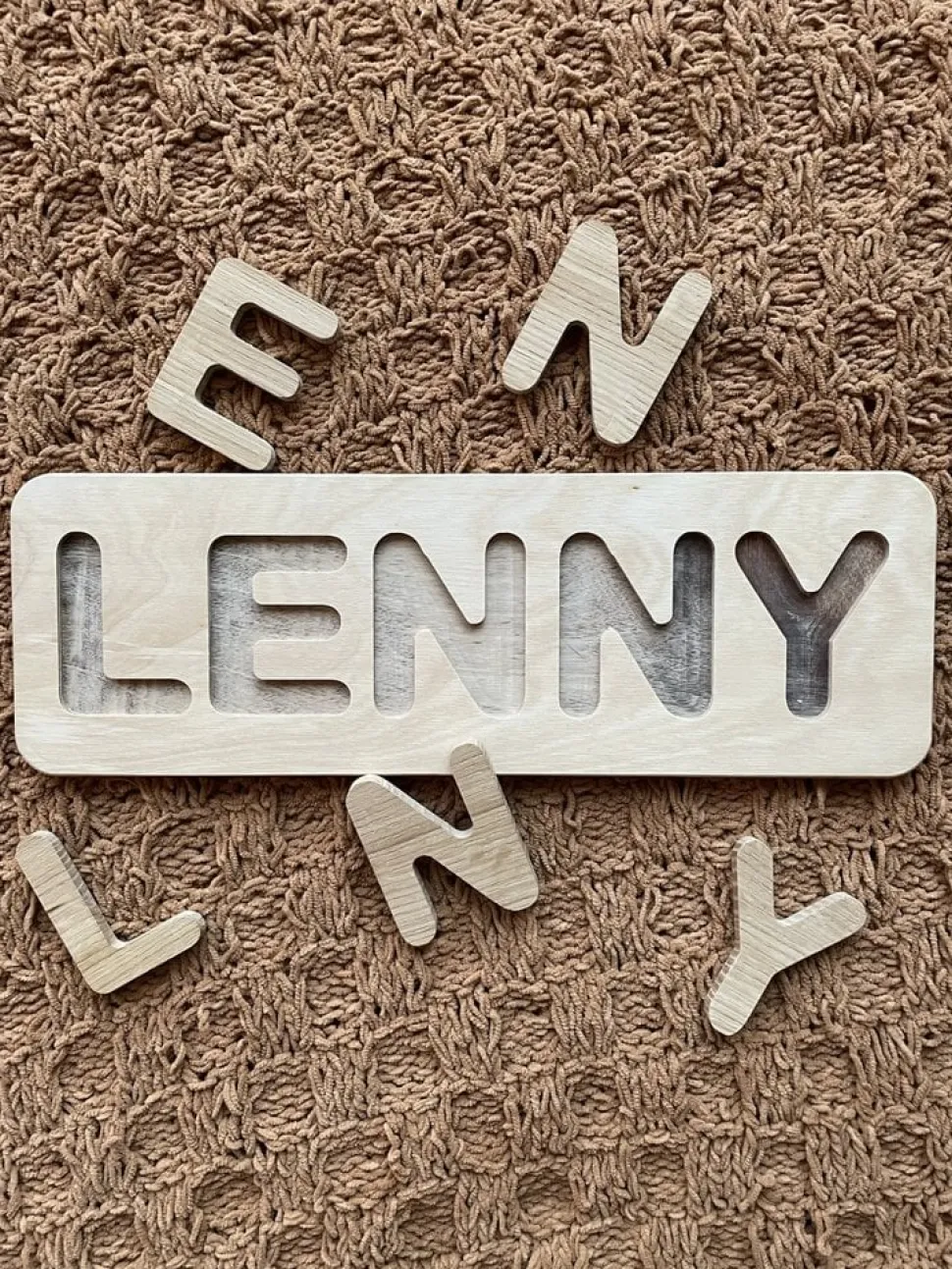 gepersonaliseerde_houten__2-1.webp Gepersonaliseerde houten puzzel - FSC Berken Multiplex houder met eiken letters