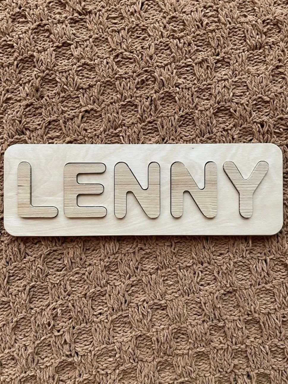 gepersonaliseerde_houten__3-1.webp Gepersonaliseerde houten puzzel - FSC Berken Multiplex houder met eiken letters