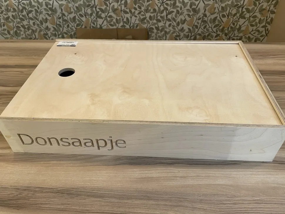 gepersonaliseerde_houten__3.webp Gepersonaliseerde houten speelbak met deksel - 550x350x100mm