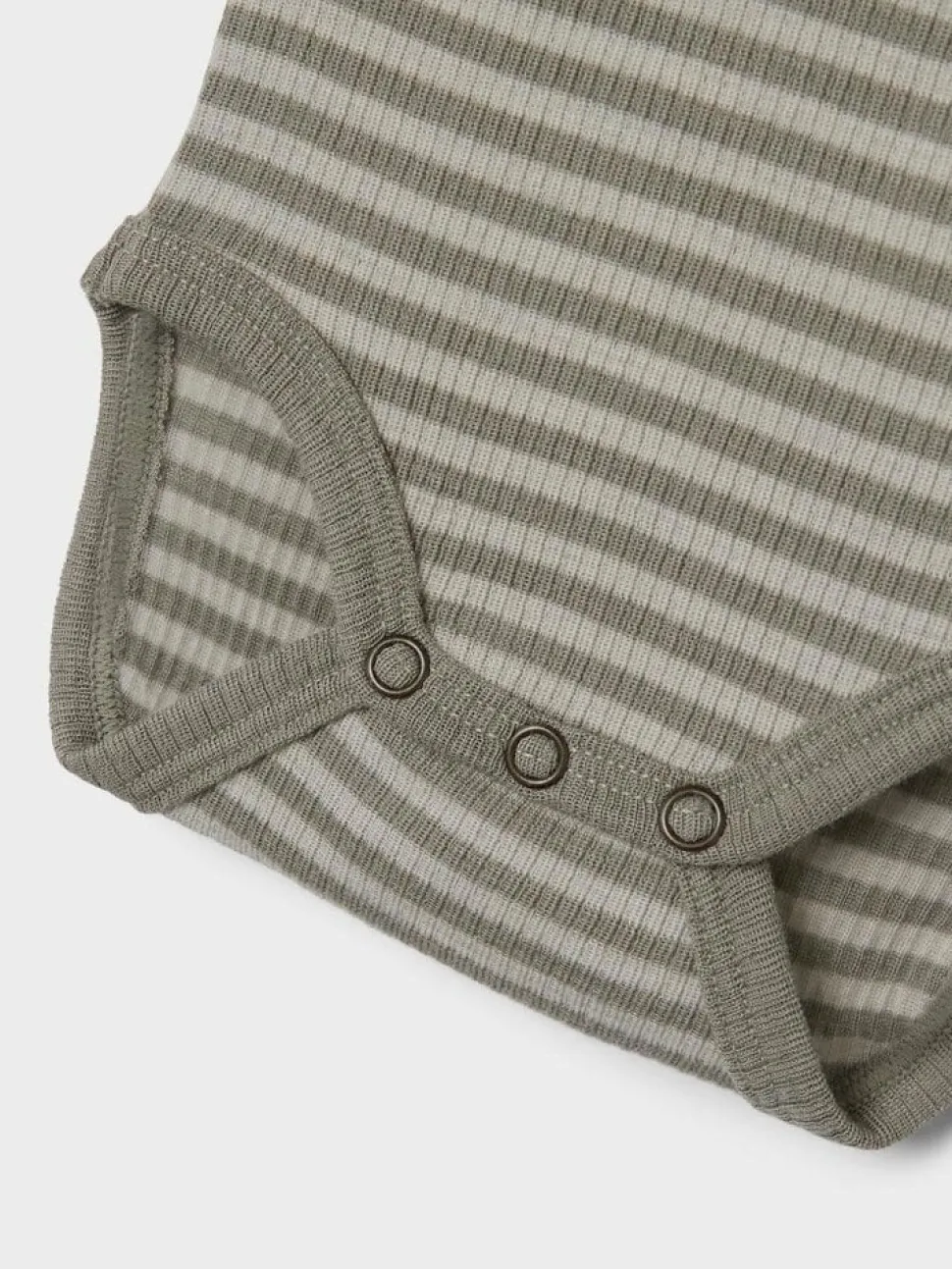 lilatelier__nbmfable_fio__2-1.webp Lil'Atelier | NBMFABLE FIO LS WOOL BODY LIL | Sandshell LAUREL OAK