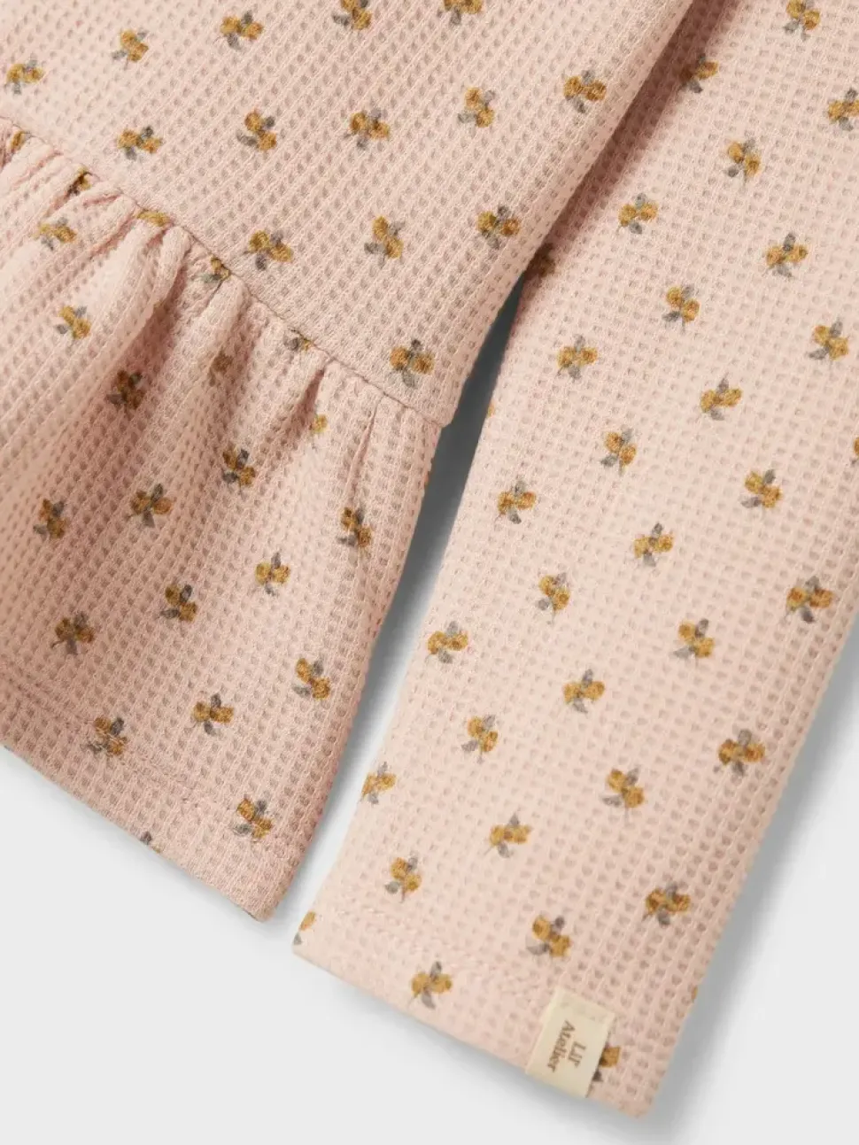 lilatelier__nmfdesma_ls_s_3.webp Lil'Atelier | NMFDESMA LS SLIM TOP LIL | Peach Whip