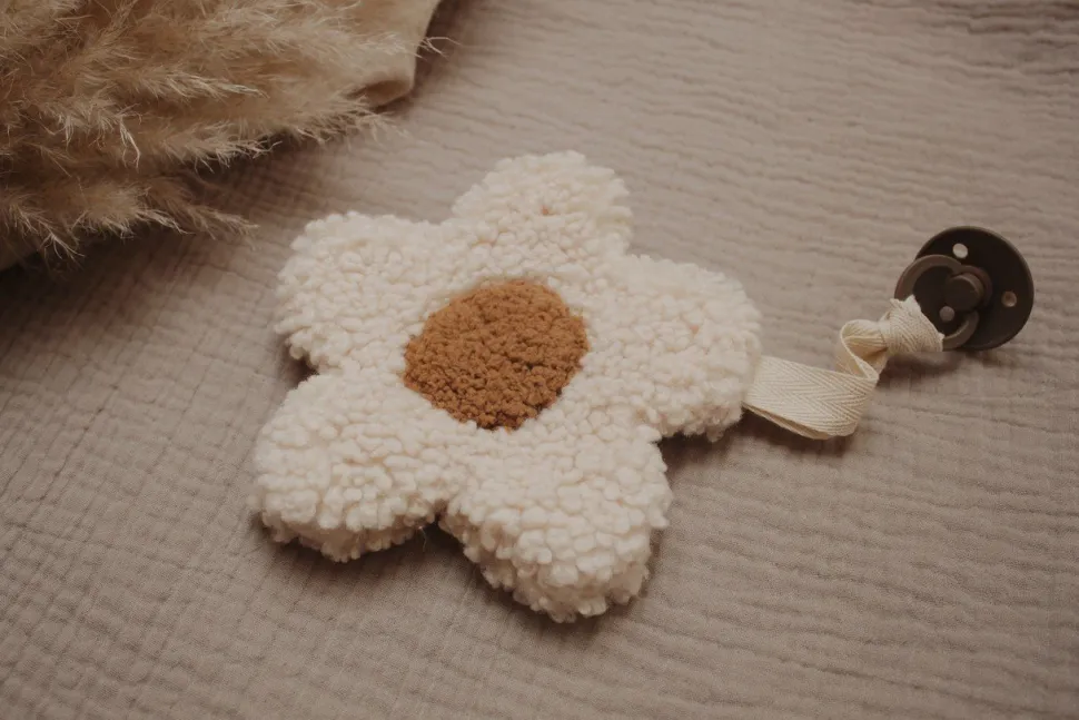 Moon and Maya : Daisy White
